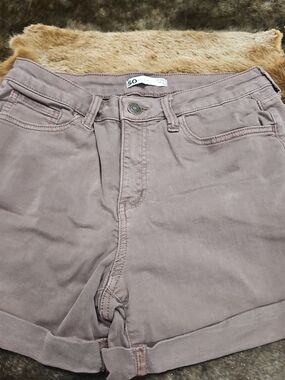 SO Mauve-Taupe Mid Rise Casual Shorts. Size 11/30W. Inseam 3.75"